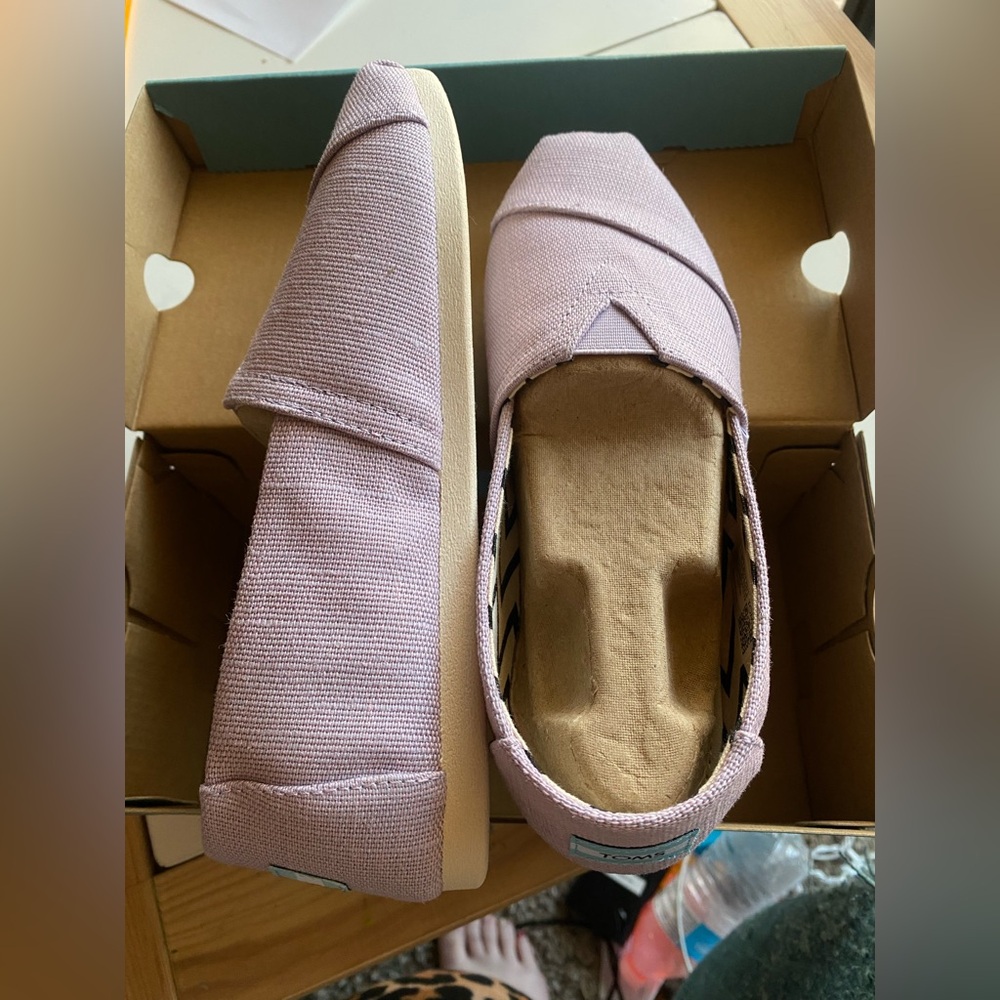 Light Orchid Alpargatas Toms size 6.5